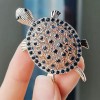 broche dorée crush en forme de tortue