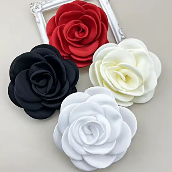 broche camélia avelis en tissu