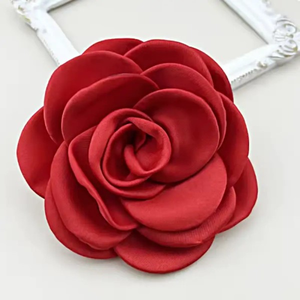 broche fleur rouge avelis