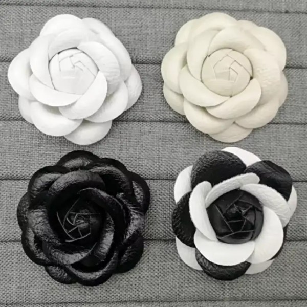 broche camélia seren en cuir