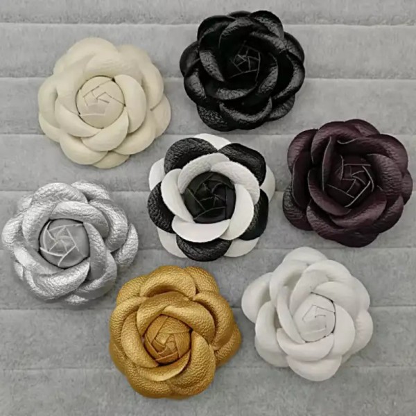broche fleur cuir en forme de camélia