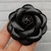 broche camélia noire seren en cuir