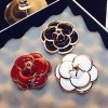 broche fleur en forme de camélia liseré doré