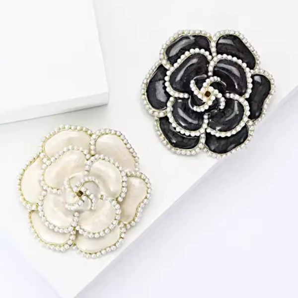 broche perles en forme de camélia noir et blanc