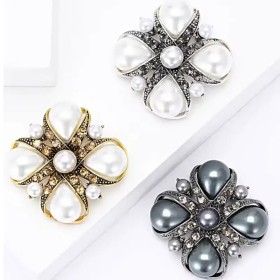 broche vintage berry en forme de trèfle à 4 feuilles