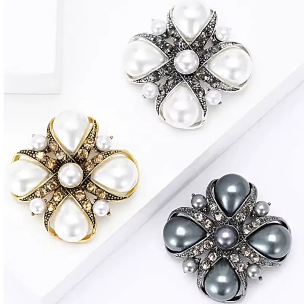 broche vintage berry en forme de trèfle à 4 feuilles