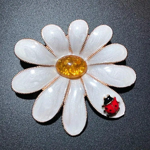 broche fleur blanche coccinella avec dorure