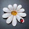 broche fleur blanche coccinella avec dorure