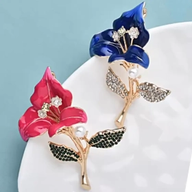 broche fleur rouge ou bleue pour mariage