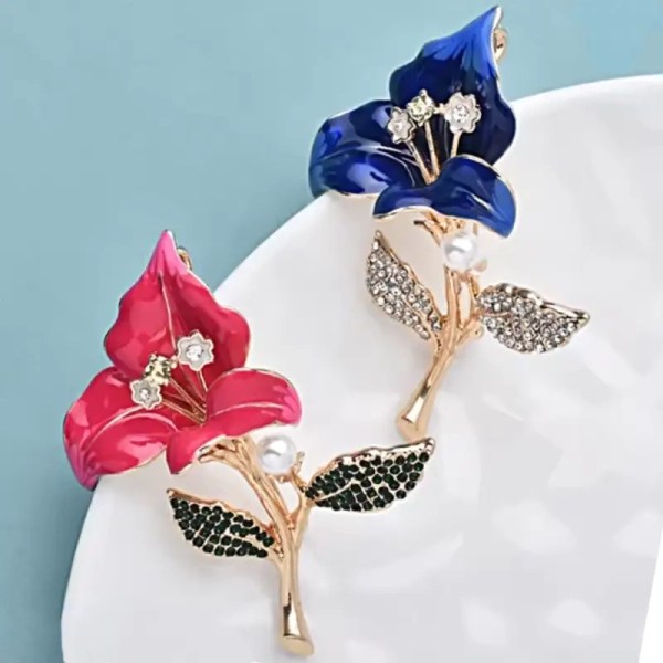 broche fleur rouge ou bleue pour mariage