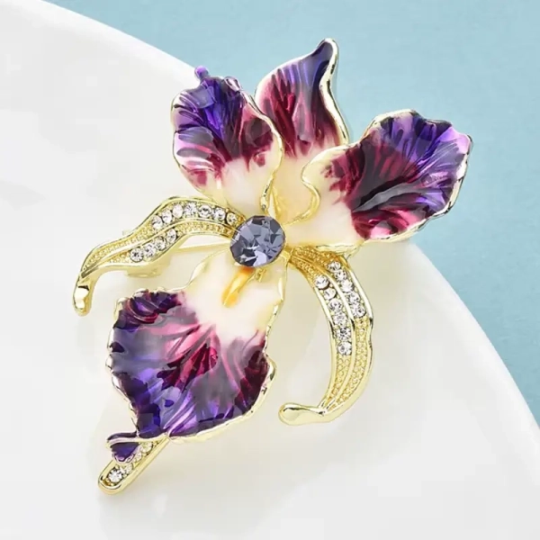 Broche femme chic en forme d'orchidée violette modèle Zelia avec strass