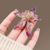 Broche femme tendance en forme d'orchidée pailleté modèle Yuna