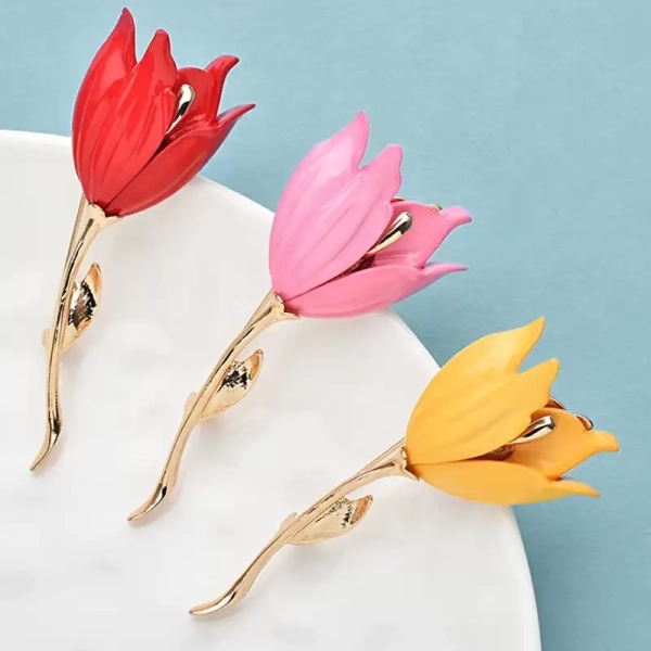 Accessoire mode tendance : broche fleur colorée idéale pour un mariage