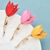 Accessoire mode tendance : broche fleur colorée idéale pour un mariage