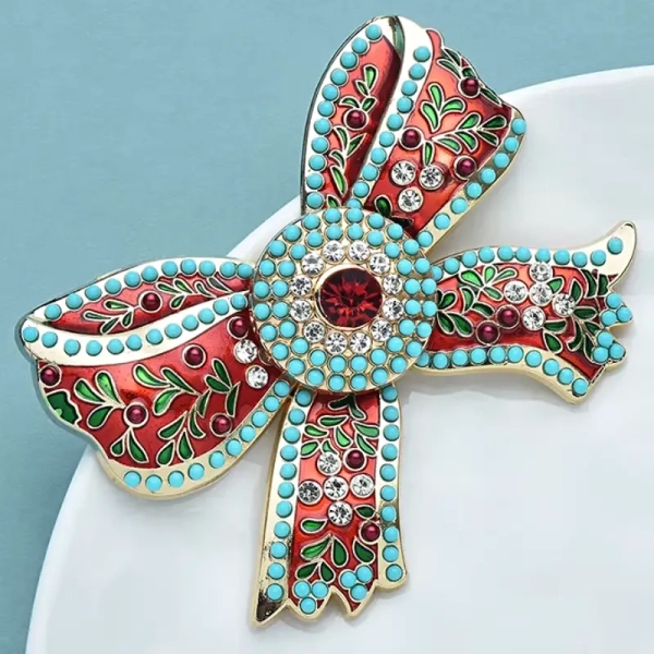 Accessoire mode femme : broche nœud colorée style bohème idéale pour égayer un manteau ou un pull