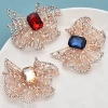Accessoire mode femme : broche strass légère idéale pour une robe de soirée ou un mariage