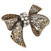 Broche fantaisie forme nœud style baroque en métal bronze ajouré avec strass colorés modèle Augustine