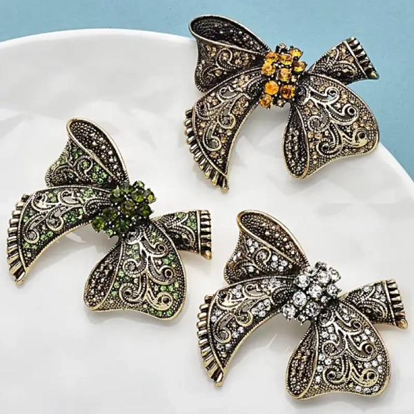 Accessoire mode femme : broche vintage chic idéale pour fermer un manteau ou une écharpe en laine