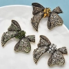 Accessoire mode femme : broche vintage chic idéale pour fermer un manteau ou une écharpe en laine