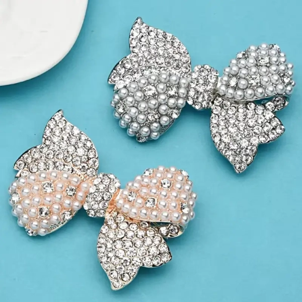 Accessoire mode femme : petite broche nœud chic idéale pour un col de chemise ou une tenue de mariage