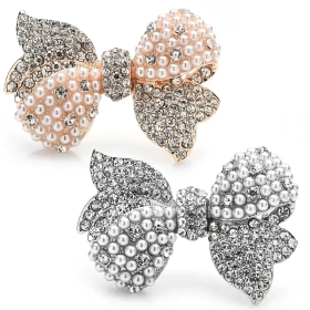 Broche fantaisie forme nœud papillon pavé de perles nacrées et strass modèle Nina
