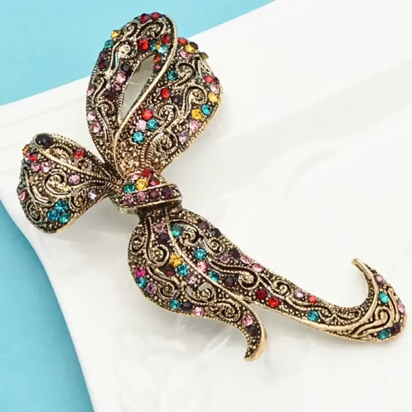 Accessoire mode rétro : broche nœud style ancien idéale pour accessoiriser un manteau ou une écharpe