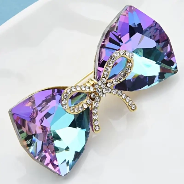 Accessoire mode femme : broche nœud géométrique brillante idéale pour une veste ou une robe