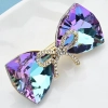 Accessoire mode femme : broche nœud géométrique brillante idéale pour une veste ou une robe
