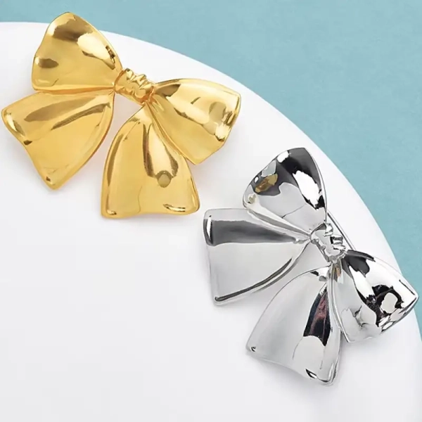 Accessoire mode tendance : broche nœud minimaliste idéale pour une tenue de mariage ou un blazer