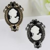 Broche camée vintage Opaline – portrait femme blanc ovale