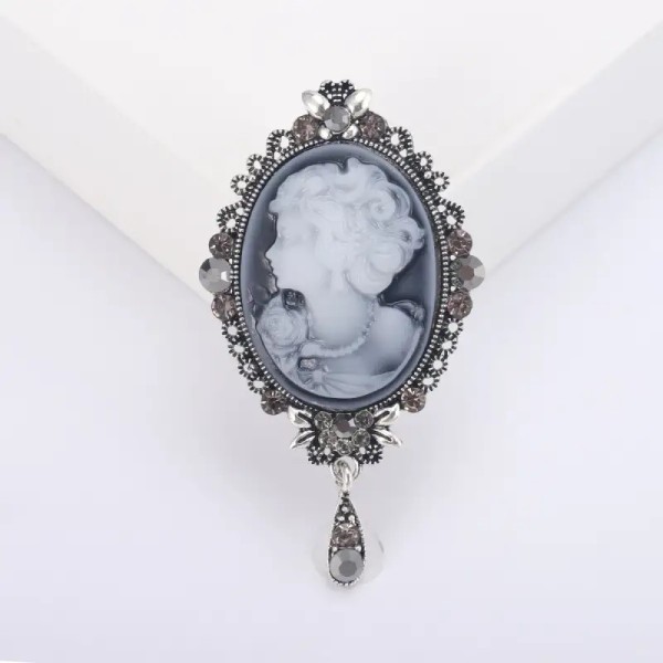 broche vêtement vintage solène – portrait femme bleu ovale