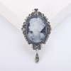 broche vêtement vintage solène – portrait femme bleu ovale