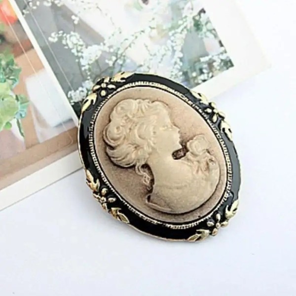 broche camée vintage phèdre – portrait femme muse grecque