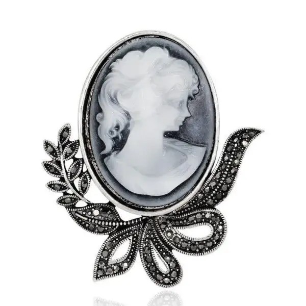 broche camée Esmée, style floral et ancien