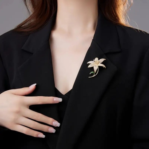 broche en forme de fleur de lys pour une veste ou un costume
