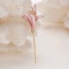 broche calame fleur de lys pour mariage ambiance