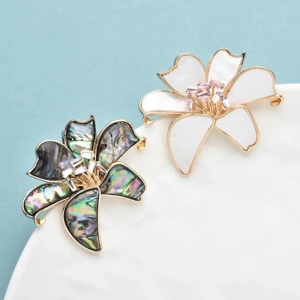 broche fleur de lys coralis en nacre de coquillage