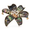 broche en forme de fleur à partir de coquillage d'ormeau