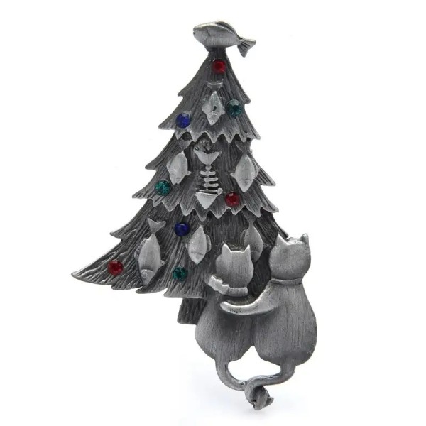 broche argentée holly avec sapin et chats