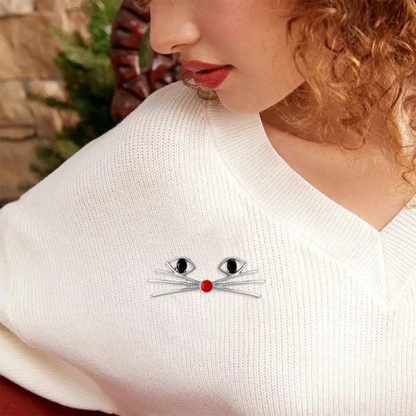 broche épurée d'un chat avec ses moustaches