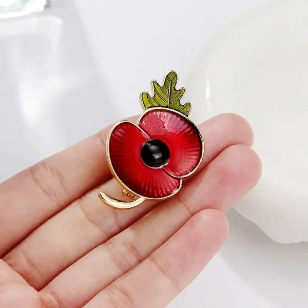 broche fleur rouge poppy vue taille dans la main
