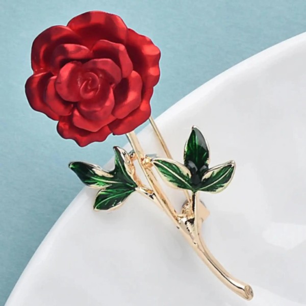broche en forme de rose rouge