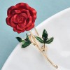 broche en forme de rose rouge