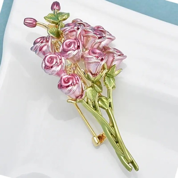 broche en forme de bouquet de roses poudrées viva
