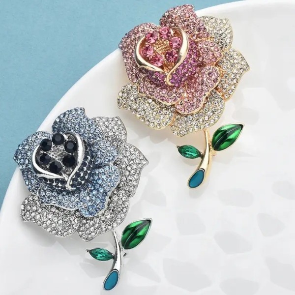 broche en forme de rose avec strass roswyn
