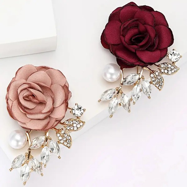 broche en forme de rose selwyn