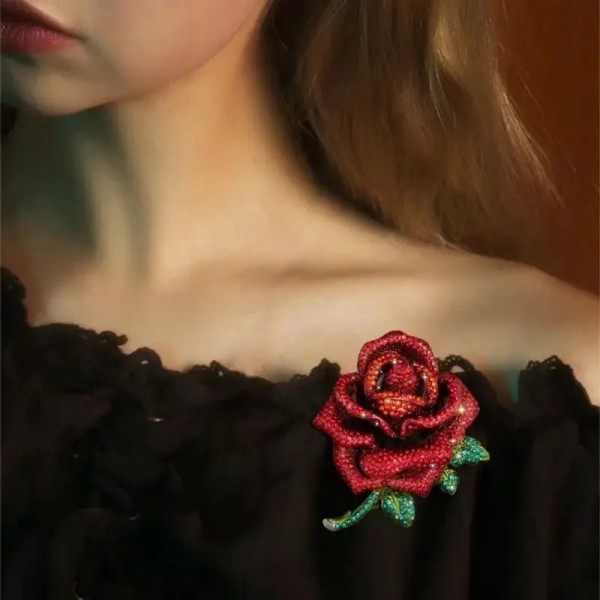 broche lina en forme de rose rouge avec cristaux