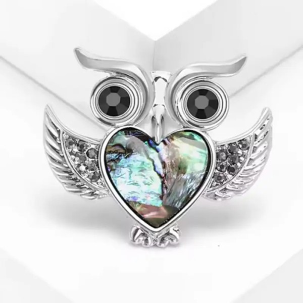 broche chouette persea avec coeur en nacre