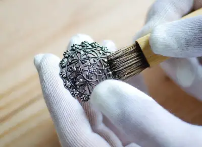 restauration broche bijoux pinceau
