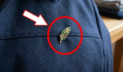 broche fixée sur la couture d'une veste pour éviter d'abîmer le tissu